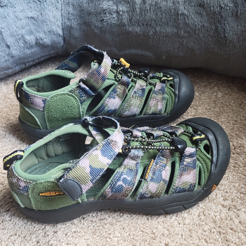 Gently used Keen Newport H2 US Youth size 5 black/lime green sandals